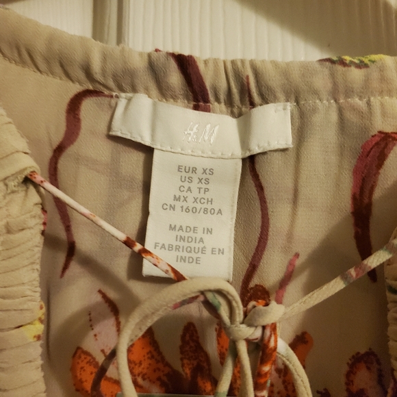 NWT H&M floral ruffle blouse size xs - Picture 2 of 3